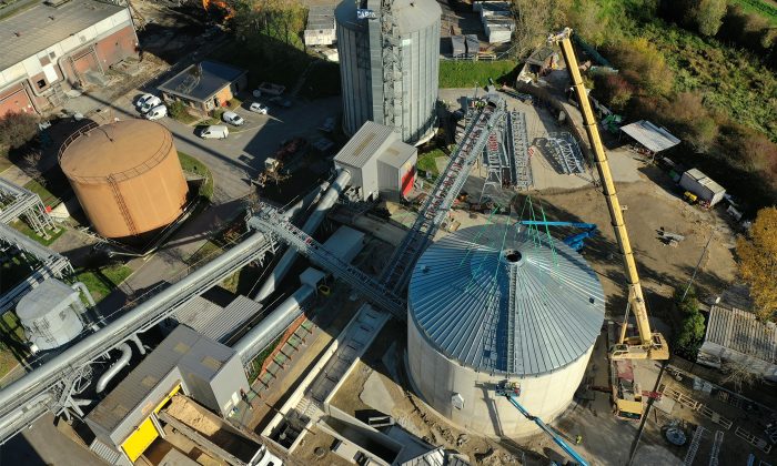 CenergY -Chaufferie des Bellevues : un nouveau toit de 13 tonnes prend place sur le silo biomasse