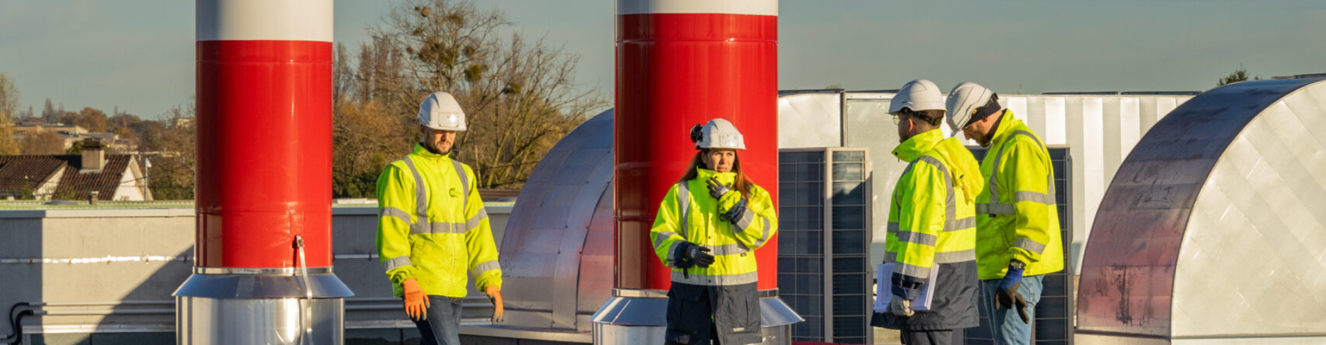 Équipe travaux sur le toit de la chaufferie d’Énergie Verte de Garges