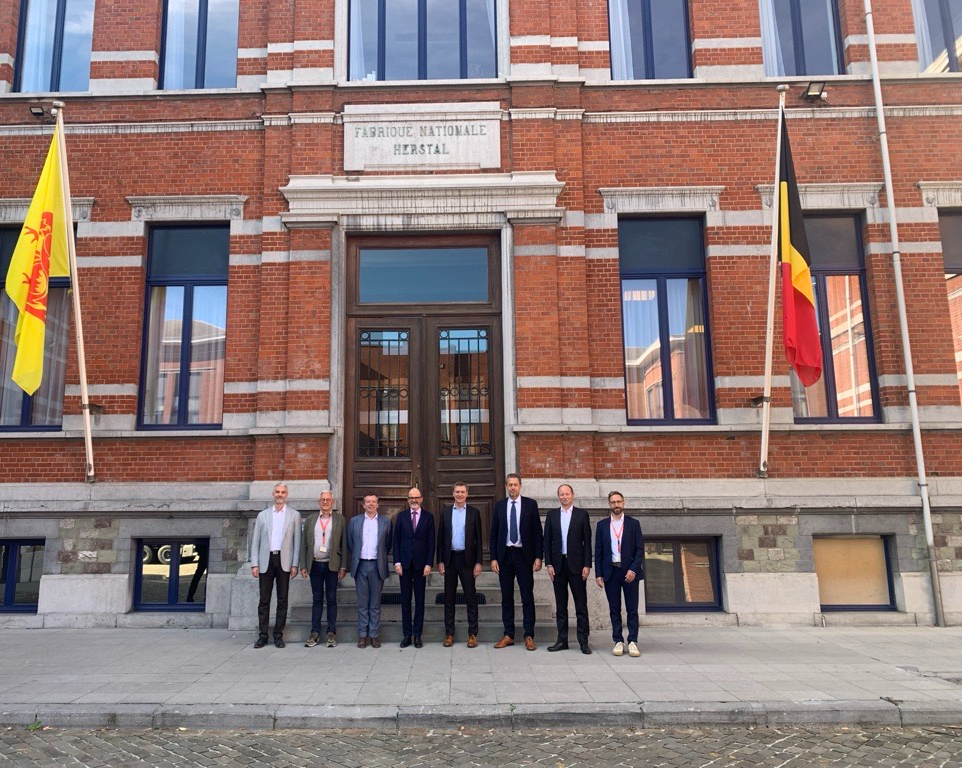 De gauche à droite : Serge Reinders (FN Herstal), Jean-Louis Lefevre (Urbéo), Frédéric Daerden (Bourgmestre de Herstal), Julien Compère (FN Herstal), Fabrice Lepoutre (Coriance), Jean-Christophe Botteman (FN Herstal), Jean-Baptiste Furia (Coriance), Frédéric Simon (Urbéo)