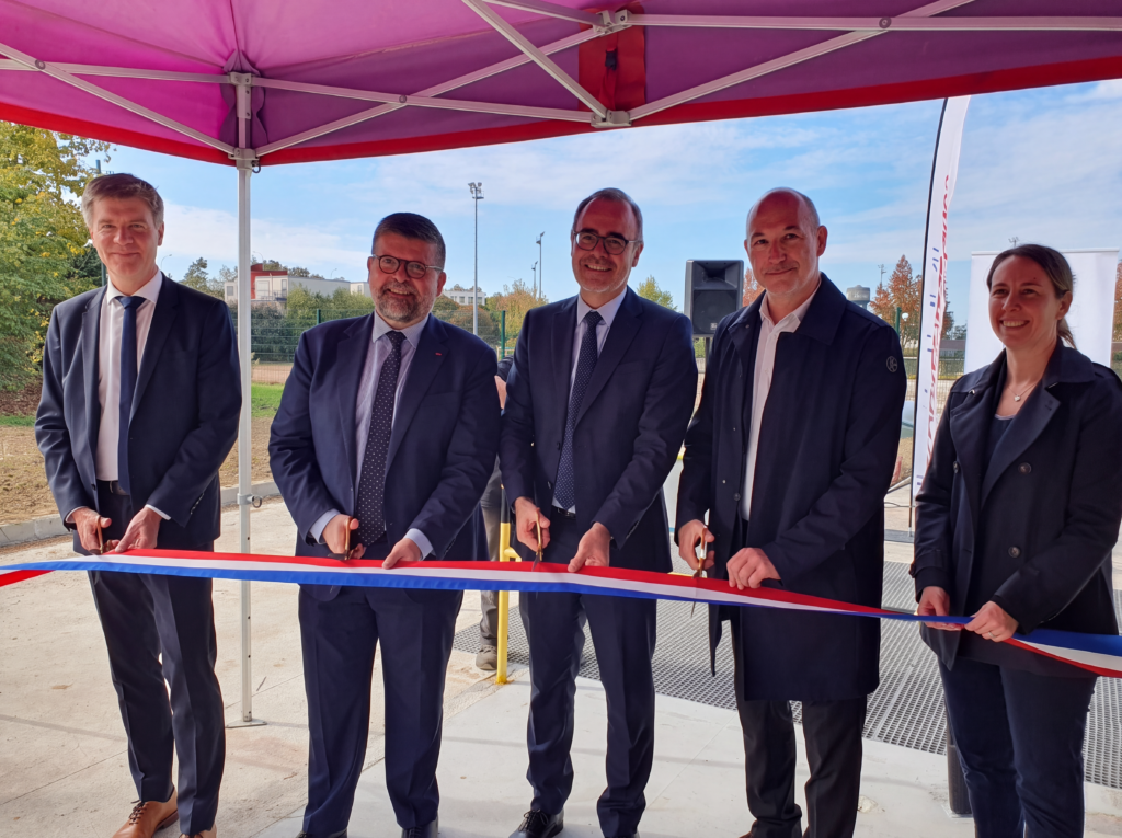 De gauche à droite : Fabrice Lepoutre, président du groupe Coriance ; Luc Carvounas, maire d'Alfortville ; Stanislas Bourron, préfet du Val-de-Marne ; Olivier Blond, conseiller régional, délégué spécial à la Santé environnementale et à la lutte contre la pollution de l’air et Amélie Renaud, directrice régionale ADEME Ile-de-France.